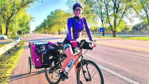 Recorre la Patagonia sobre ruedas, con su perro Olle