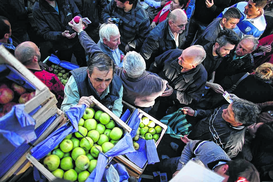 El año pasado los productores ya se manifestaron en la Plaza de Mayo regalando fruta a quienes se encontraban en el lugar.