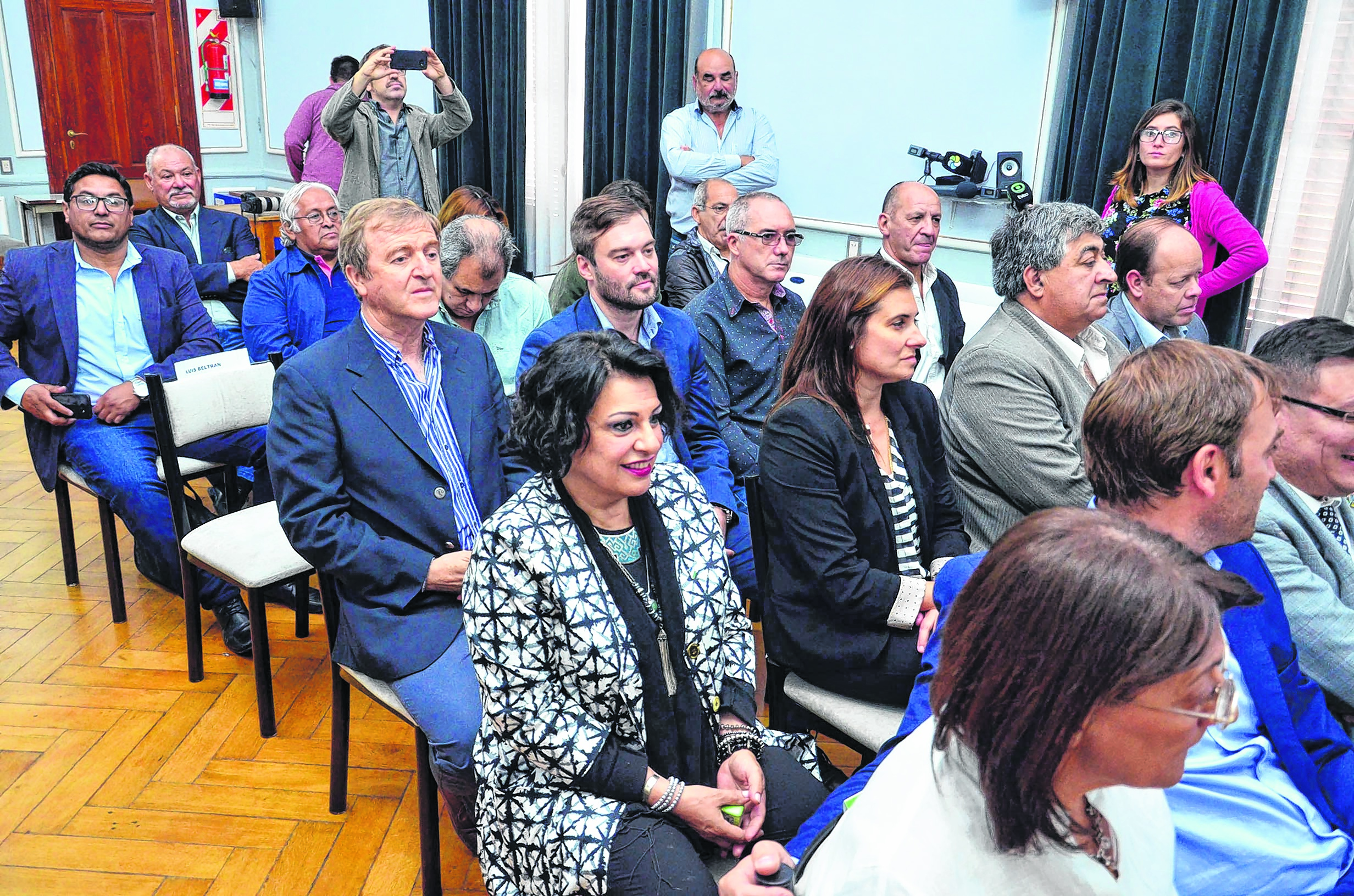 Los 13 jefes comunales que firmaron el convenio en Viedma. Roca y Beltrán quedaron pendientes.