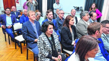 Los 13 jefes comunales que firmaron el convenio en Viedma. Roca y Beltrán quedaron pendientes.