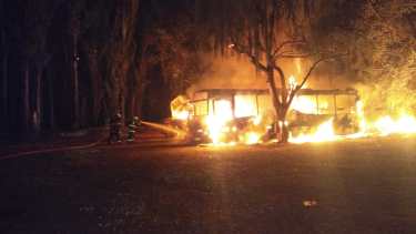 Las llamas consumieron dos colectivos y un camión. (Foto: Gentileza.-)