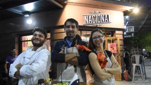 Este trío consolida el espíritu de un bar en Roca, con trabajo y mucha alegría