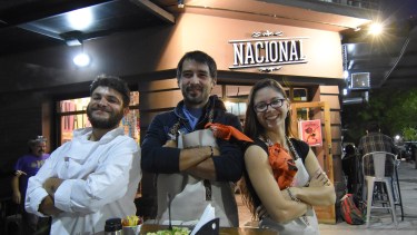 Gastón (izq.), Danilo y Vicky (der). 