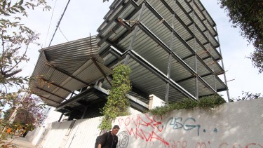 Según los últimos registros, en la capital neuquina se están levantando 176 edificios de tres o más pisos. La mayoría edifica con 12 niveles. Foto: Oscar Livera. 