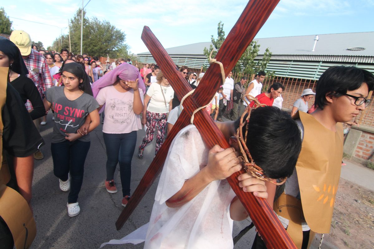 La comunidad de Neuquén se prepara para el Vía Crucis a la barda en Semana Santa 2024, uniendo fe y devoción en un acto de reflexión. Foto Oscar Livera.