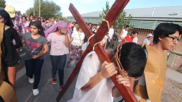 La comunidad de Neuquén se prepara para el Vía Crucis a la barda en Semana Santa 2024, uniendo fe y devoción en un acto de reflexión. Foto Oscar Livera.