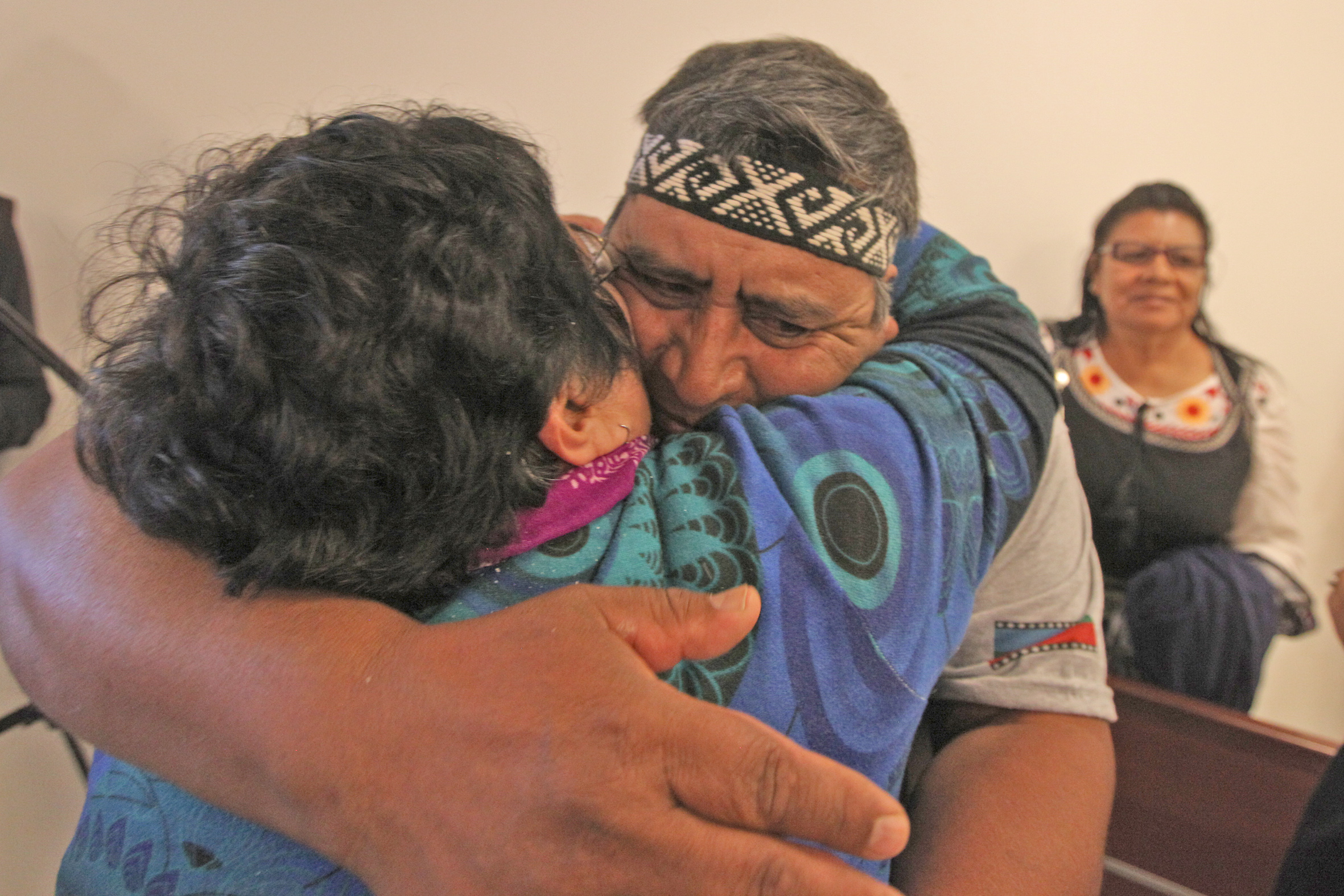Albino Campos se abraza con su familiar tras conocerse el fallo. Foto Juan Thomes