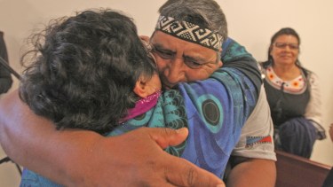 Albino Campos se abraza con su familiar tras conocerse el fallo. Foto Juan Thomes