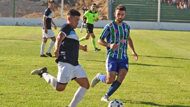 Villacorta y Massimino protagonizaron uno de los duelos del mediocampo (Foto: Juan Thomes)