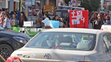 Desde el mediodía se encuentra interrumpido el transito en Perito Moreno y Chubut (Foto: Juan Thomes)