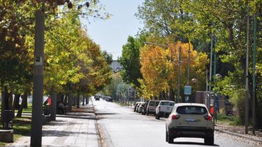 Pese a los reductores implementados, siguen las picada en la avenida que llega al río en Neuquén (archivo Juan Thomes)