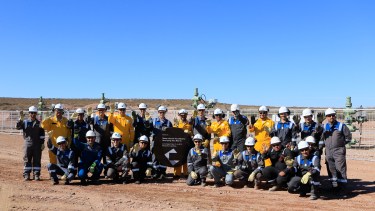 Con sus respectivos colores. Los operarios y referentes de las dos petroleras celebraron ayer el inicio de los trabajos.  (Foto: Gentileza)