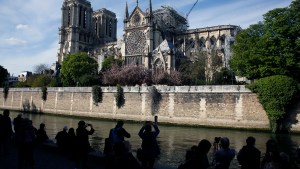 Las impactantes imágenes de Notre Dame desde arriba