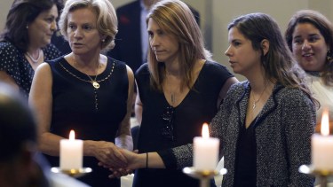 Pilar Nores, ex mujer de Alan García, y sus hijas, , Josefina, y Luciana, que leyó el texto. 