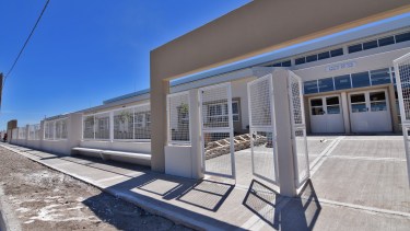 El CET 33 está ubicado en el barrio Quinta 25. 