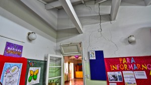 La Escuela 95 de Roca se  agrieta y no dan soluciones