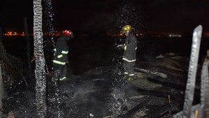 Una precaria vivienda fue consumida por el fuego en la zona norte de Roca