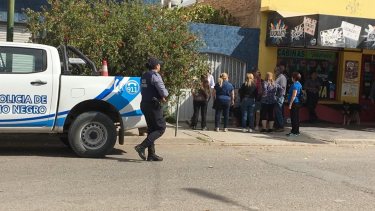 Armados asaltaron una farmacia de Cinco Saltos y maniataron a la dueña
