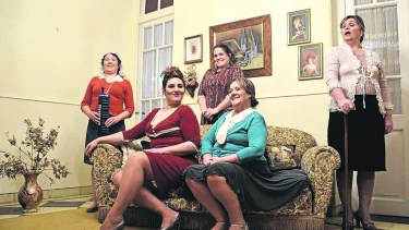“El museo de Las Legítimas”. Enfrentamiento teatral entre “bastardas” y “legítimas”, con mucho humor.