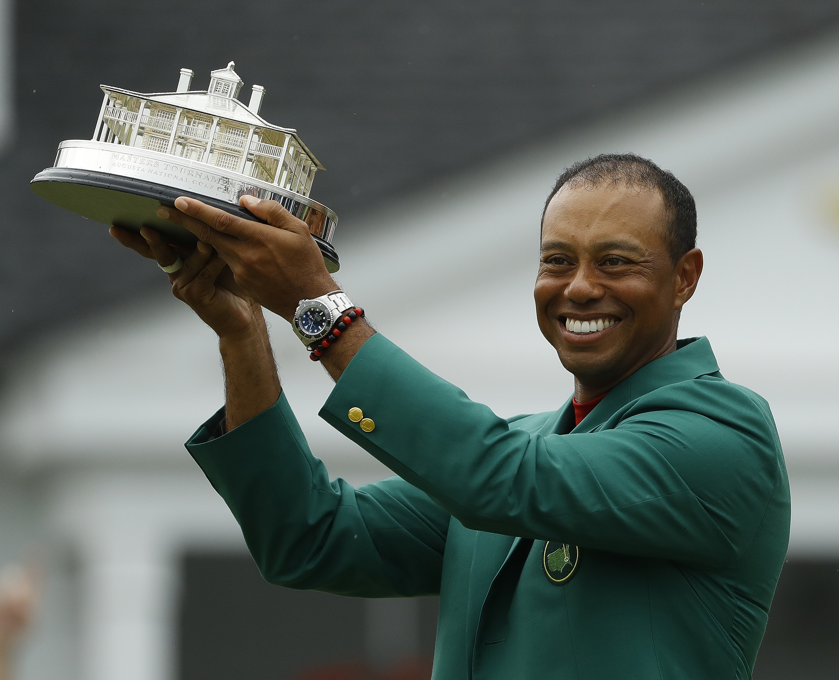Tiger, con la famosa chaqueta verde del Másters de Augusta. (AP Photo/Matt Slocum) Masters Golf