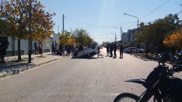 Un hombre tuvo que ser hospitalizado tras un violento vuelco en Cipolletti