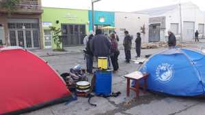 Organizaciones sociales acampan y cortan el tránsito en Roca