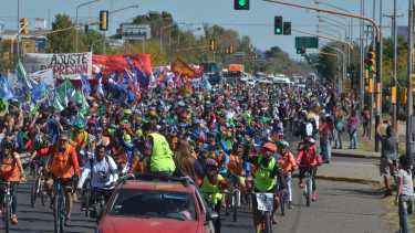 Mañana habrá marchas en Río Negro y Neuquén por el paro nacional contra la política de ajuste. (Archivo Yamil Regules).-