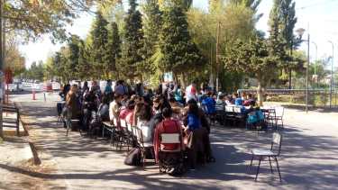 Los estudiantes del CPEM 8  tiene n clases en la calle para visibilizar sus reclamos. (Gentileza).-