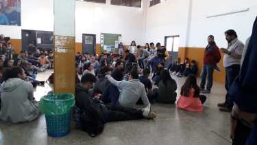 Los estudiantes de la EPET 3 organizaron una sentada. (Gentileza).-