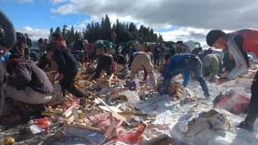 Decenas de personas revuelven el cargamento de la banquina. Foto: Gentileza