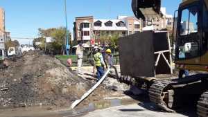 Cambian otro caño cloacal en pleno centro de Roca