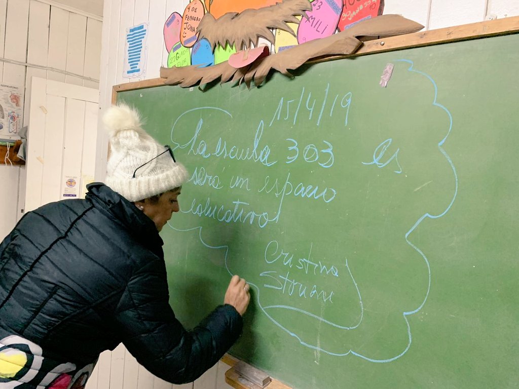 La ministra de Educación neuquina deja un mensaje en el pizarrón de la escuela de Isla Victoria. (Gentileza)