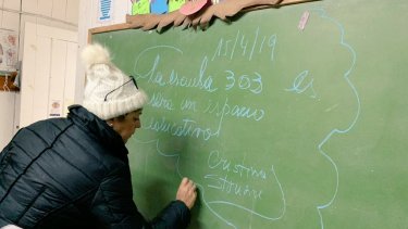 La ministra de Educación neuquina deja un mensaje en el pizarrón de la escuela de Isla Victoria. (Gentileza)