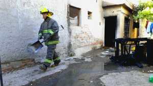 Una mujer se quemó en un incendio pero logró salvar a su hijo de cuatro años