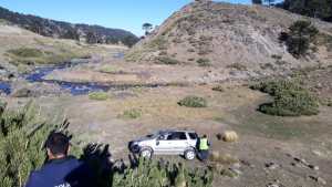 Una camioneta volcó y cayó a un barranco de 50 metros