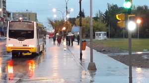 La lluvia llegó antes que las garitas de colectivo en Neuquén