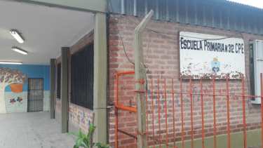 Nuevamente se cayó parte del techo de una escuela en Neuquén