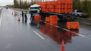 Se le rompió la dirección y chocó contra bloques de hormigón en la Ruta 22