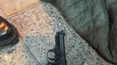 El kiosquero le sacó el arma y la campera a su atacante. (Gentileza).-