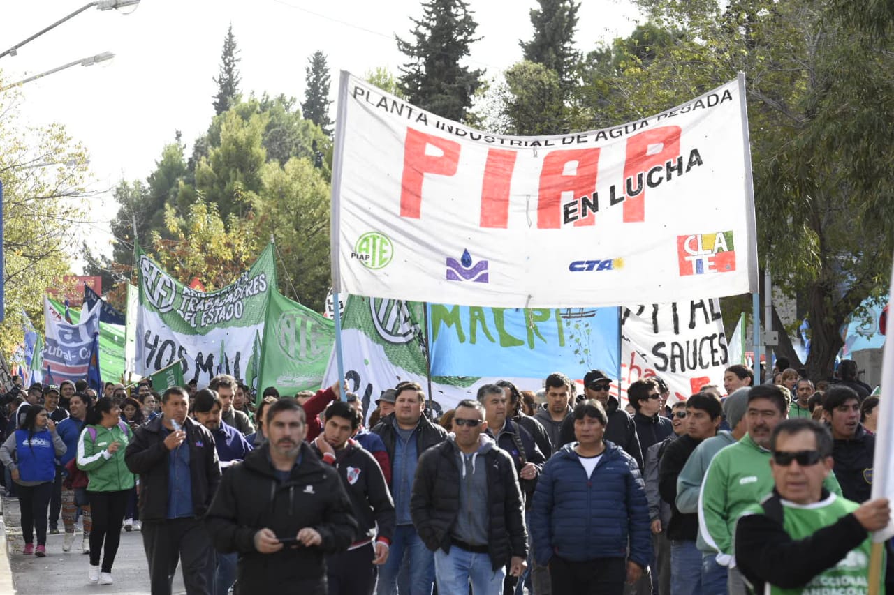 Los trabajadores de la Planta de Agua Pesada se sumaron a la convocatoria. (Foto: Florencia Salto)