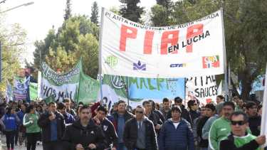 Los trabajadores de la Planta de Agua Pesada se sumaron a la convocatoria. (Foto: Florencia Salto)