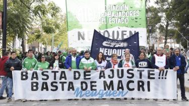 La marcha confluyó en la municipalidad de Neuquén donde finalizó con un acto