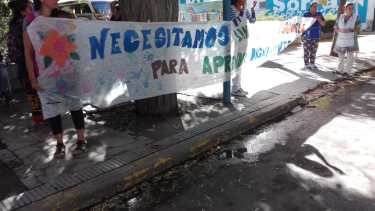 Realizaron un abrazo simbólico para reclamar por la Escuela Laboral 2 de Roca