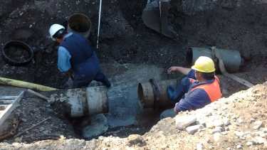 Un caño roto inundó el acceso a dos barrios privados en Neuquén