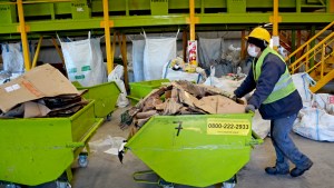 Robaron las herramientas para fabricar ladrillos con la basura no reciclable