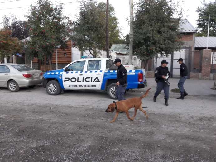 La policía desplegó a los perros de la división Canes para buscar al hombre. (Foto: Gentileza.-)