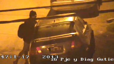 El auto violentado estaba en Pasaje Gutiérrez y Lanín. Foto: cámaras de seguridad