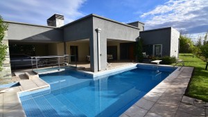 Una casa en Roca que actualiza el uso de la entrañable galería