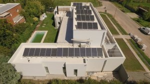 Esta casa cipoleña se abastece con energía solar