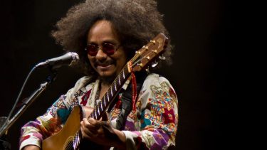 El brasilero Chico César, uno de los artistas destacados del Festival Internacional en Bariloche.